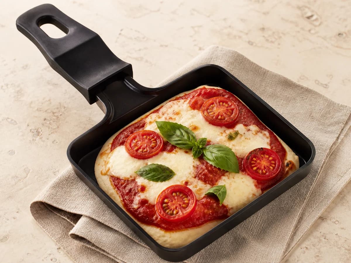 Pizza-Margherita-Pfännchen mit Tomate, Mozzarella und Basilikum